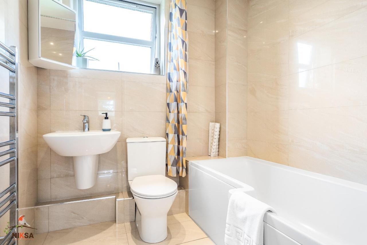 Niksa Serviced Accommodation - 3 Bedroom House Велвін-Гарден-Сіті Екстер'єр фото